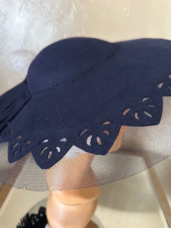 HIGH FASHION VINTAGE NAVY FELT WIDE BRIM HAT + CUTOUTS/CRIN EDGE/FEATHERS